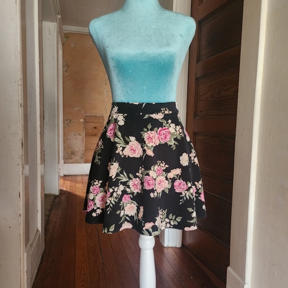 Forever 21 Dresses & Skirts - Forever 21 Floral Skater Skirt